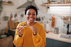 een vrouw eet een eiwitrijke snack