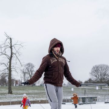 un hombre se ejercita en un parque nevado