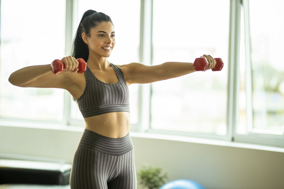 10 ejercicios para brazos definidos recomendados para mujer