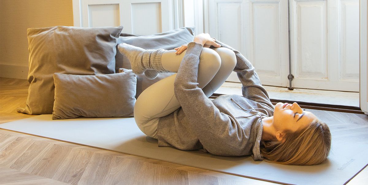 9 ejercicios y estiramientos para hacer en la cama y dormir mejor