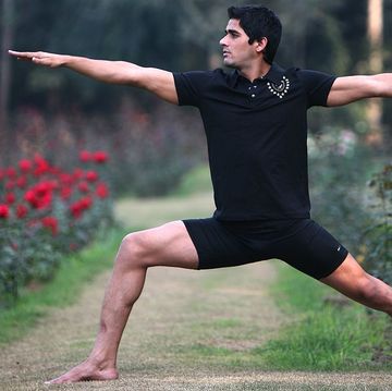 un hombre hace ejercicios de yoga para mantenerse sano