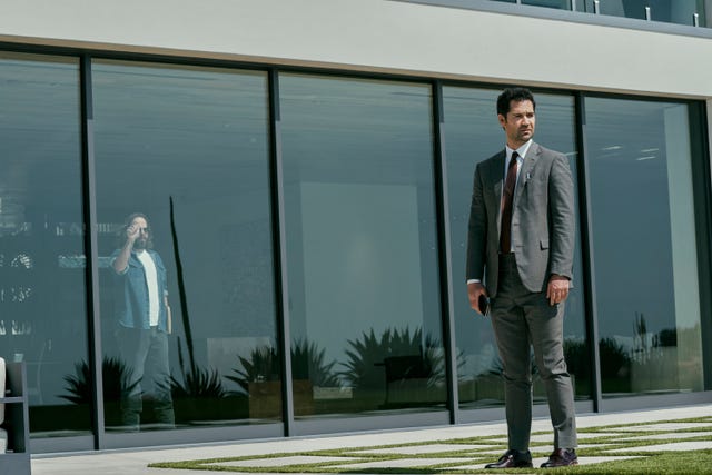 the lincoln lawyer l to r angus sampson as cisco, manuel garcia rulfo as mickey haller in episode 101 of the lincoln lawyer cr lara solankinetflix © 2022