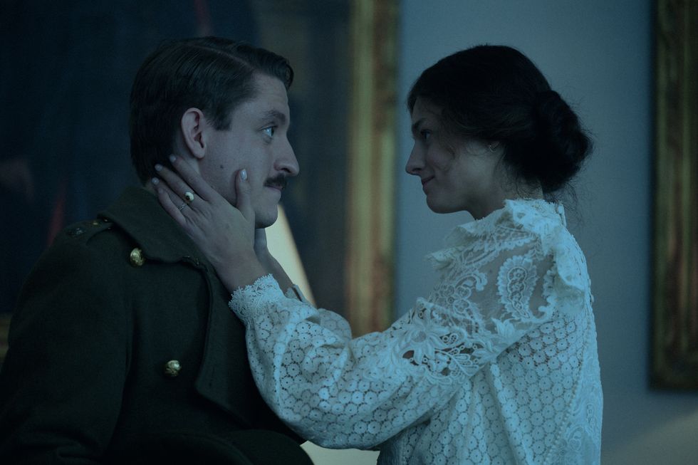 lady chatterley's lover l to r matthew duckett as clifford, emma corrin as lady constance in lady chatterley's lover cr parisa taghizadehnetflix © 2022