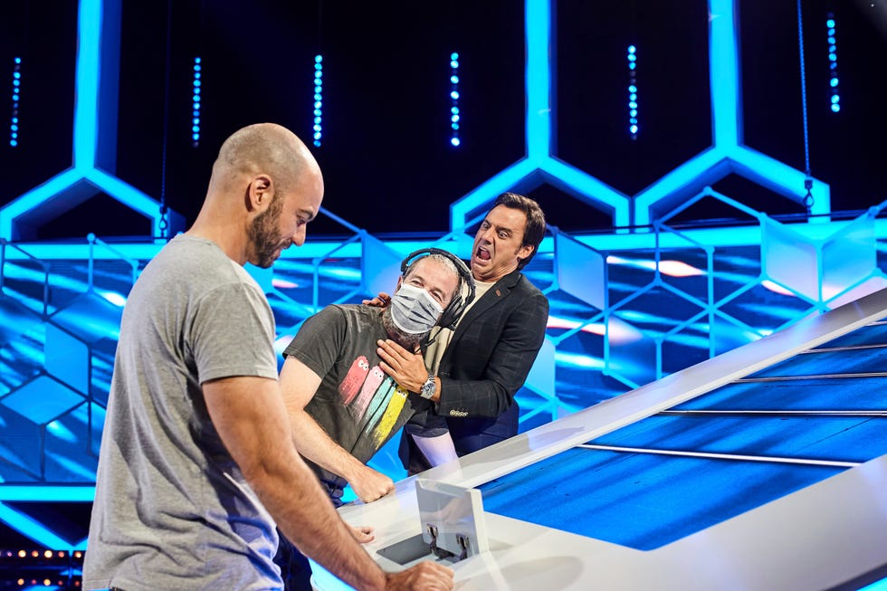 nos colamos en el plató del concurso de la 1, que presenta cada tarde ion aramendi, para saber cómo trabaja el equipo y cuáles son sus tácticas para ‘cazar’ audiencia en la sexta temporada