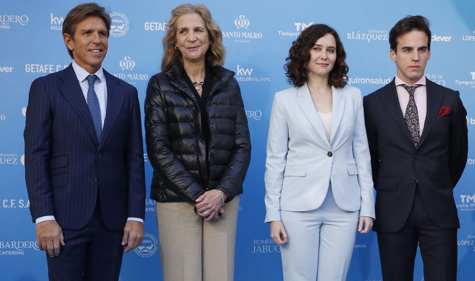 los toreros posa con la hija de los reyes juan carlos y sofía y la presidenta de la comunidad de madrid
