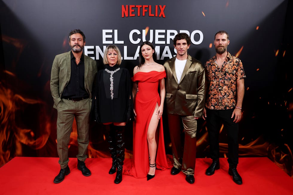 madrid, spain september 06 l r isak ferriz, eva llorach, ursula corbero, quim gutierrez and jose manuel poga attend el cuerpo en llamas premiere at capitol cinema on september 06, 2023 in madrid, spain photo by pablo cuadra getty images for netflix