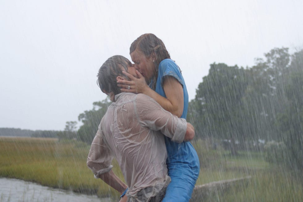 ryan gosling sujeta y besa a rachel mcadams bajo la lluvia en el diario de noa