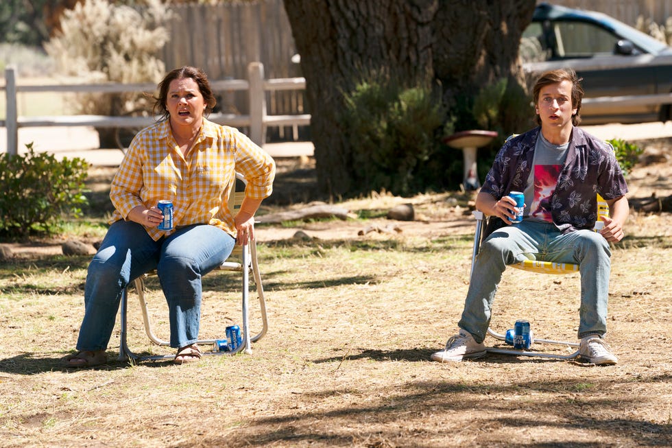 the starling l r melissa mccarthy as lilly, skyler gisondo as dickey cr hopper stonenetflix © 2021