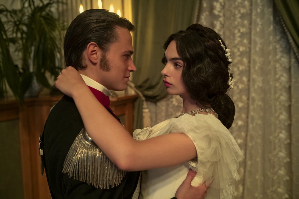 il gattopardo. (l to r) saul nanni as tancredi, deva cassel as angelica in episode 104 of il gattopardo. cr. lucia iuorio/netflix 2025