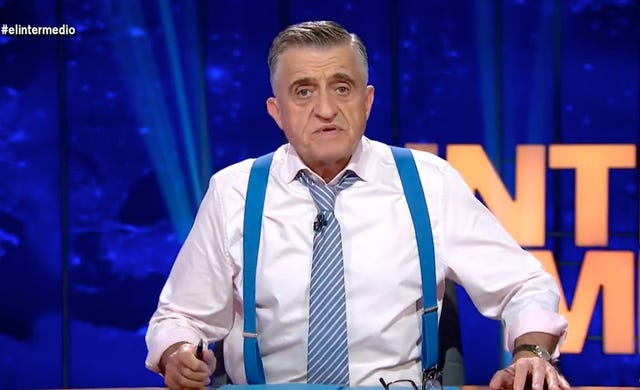 carlos sobera con un regalo en first dates