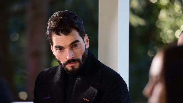 el hombre no pudo soportar la idea de perder a su hijo pequeño por una terrible enfermedad y se derrumbó ante asiye