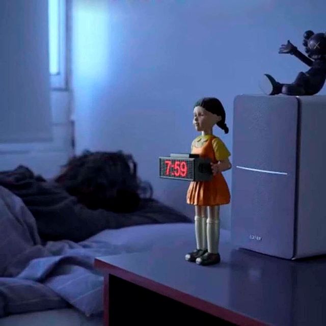 despertador con la forma de la muñeca de la serie