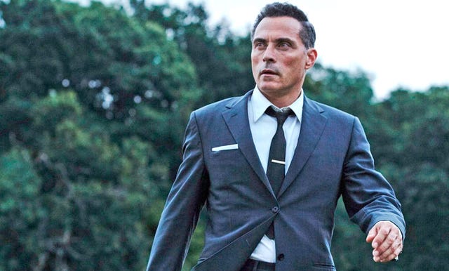 rufus sewell, caracterizado como mark easterbrook, el protagonista de la miniserie 'agatha christie el misterio de pale horse'