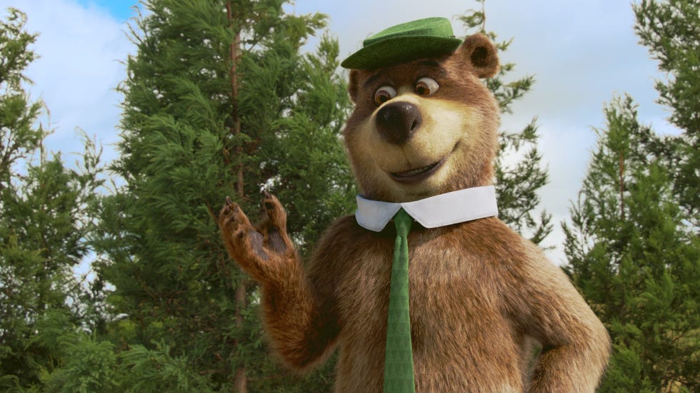 el oso yogui levanta la mano en la película el oso yogui