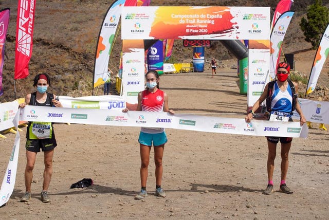 el podio femenino del campeonato de españa de trail running posa en el paso canarias