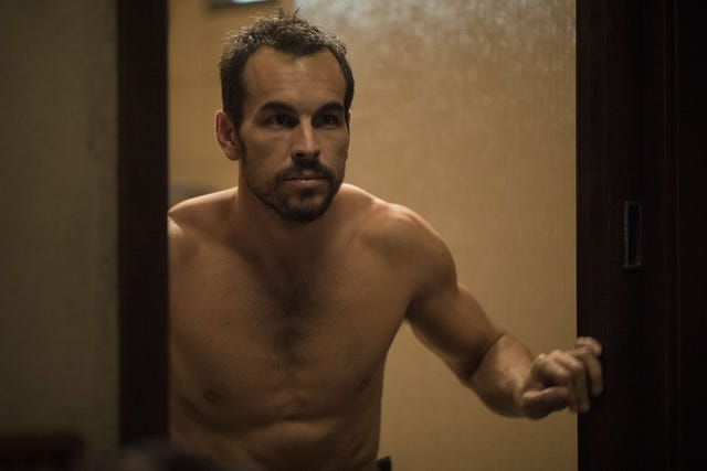mario casas sin camiseta en la película el practicante
