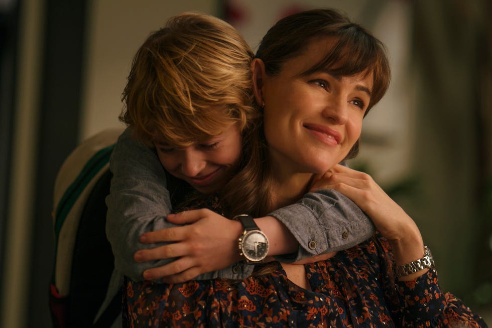 the adam project l to r walker scobell as young adam and jennifer garner as ellie cr doane gregorynetflix © 2022