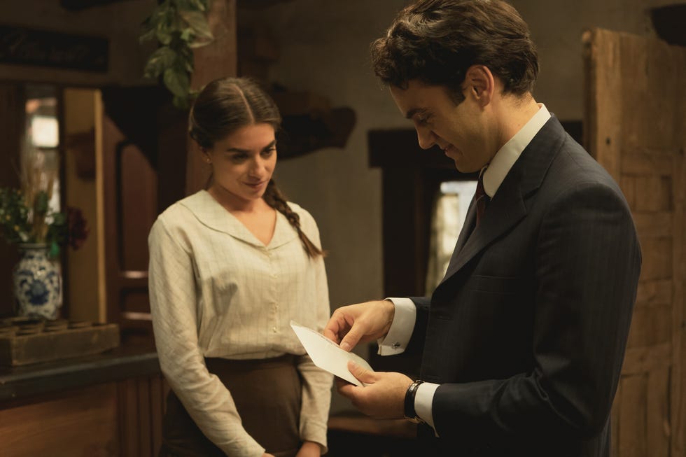 Conversation, Suit, Interaction, Event, Adaptation, Gesture, White-collar worker, Scene, Romance, Happy, 