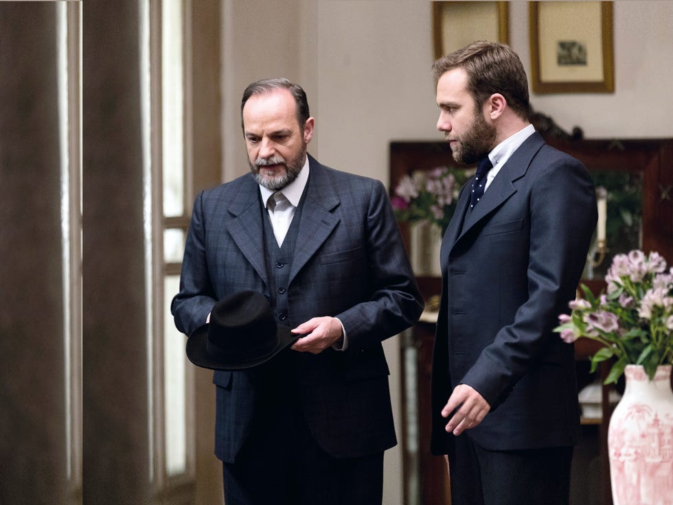 Suit, Formal wear, Event, Tuxedo, White-collar worker, Ceremony, Businessperson, Plant, Gesture, Wedding, 
