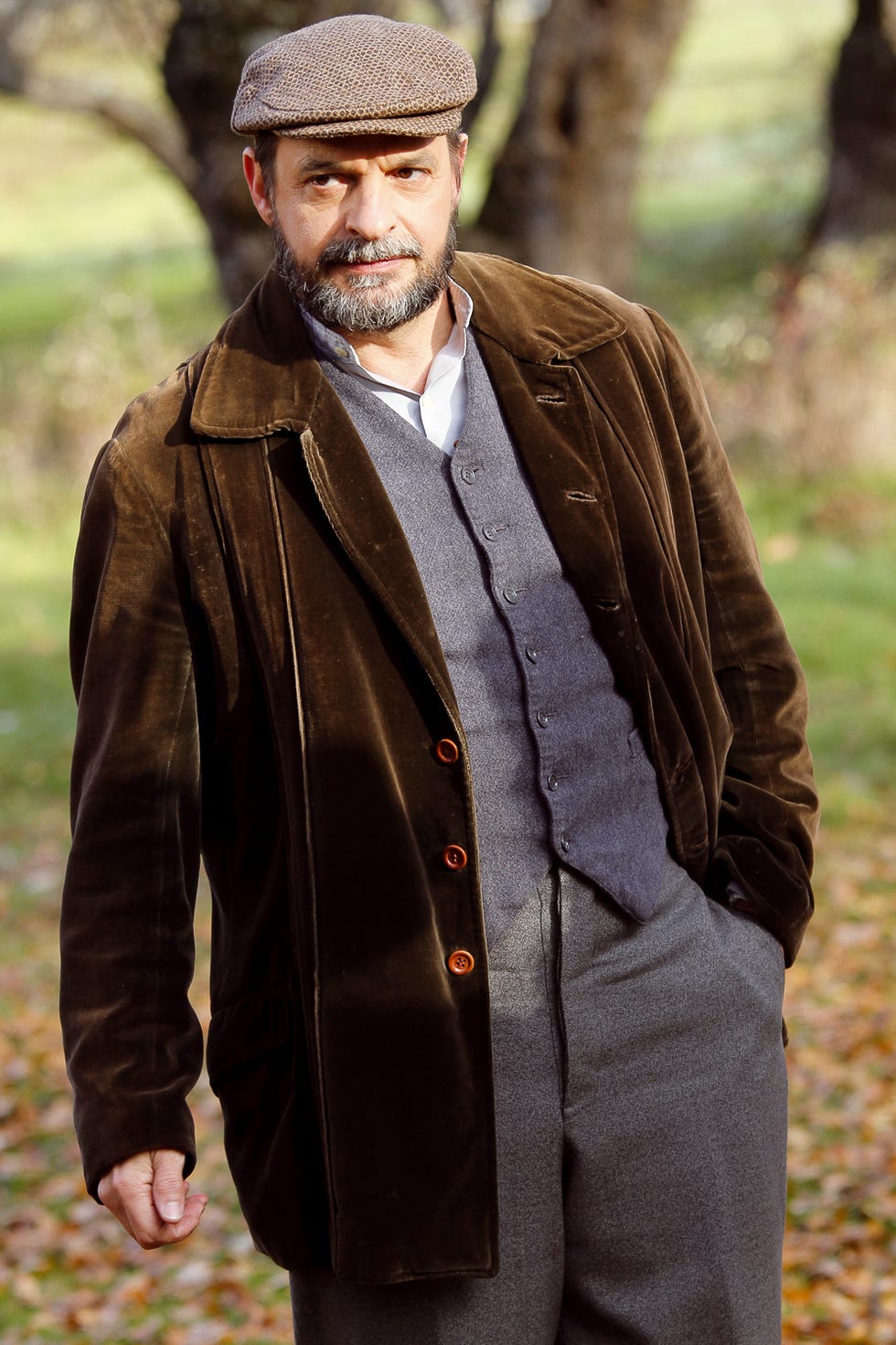 ramón ibarra con la gorra de raimundo en el bosque