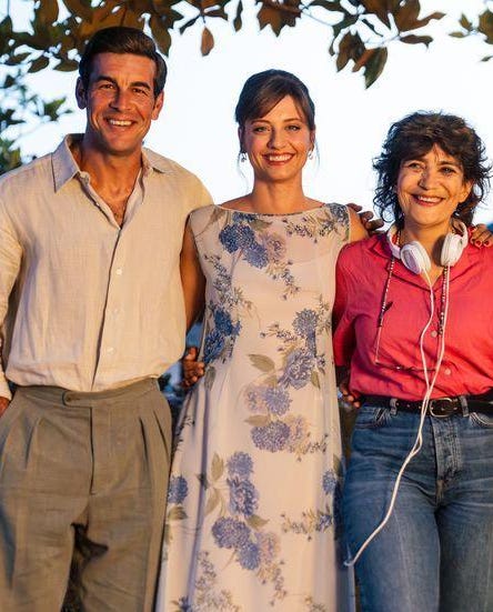 El secreto del orfebre group of five individuals standing together outdoors