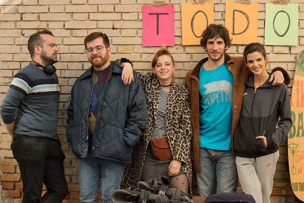Nacho Vigalondo y Quim Gutiérrez y Clara Lago en el rodaje de El vecino de Netflix