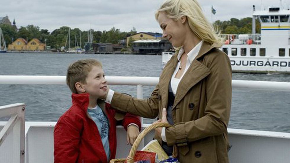 La protagonista de 'El verano de la decisión' con su hijo de 10 años a bordo de un barco en la costa sueca.