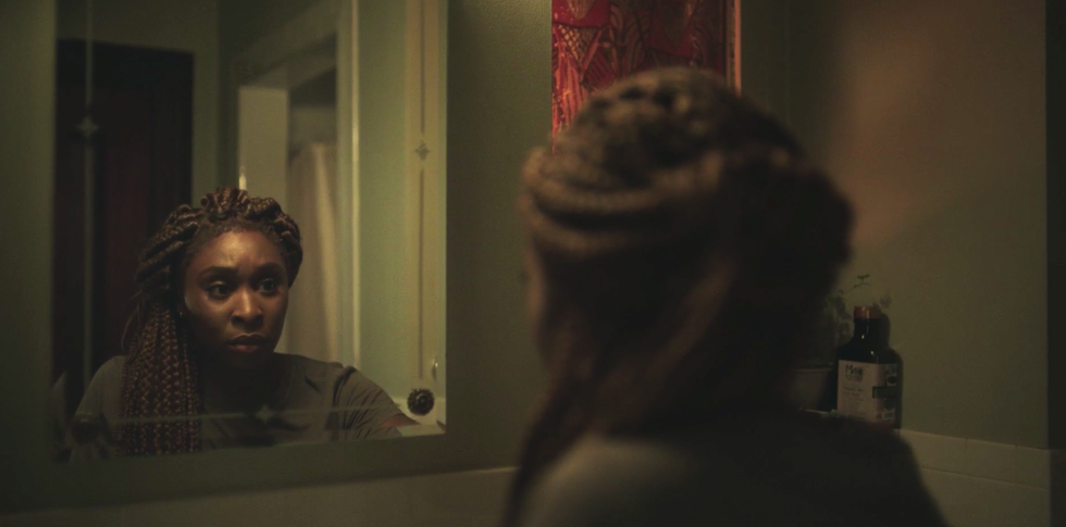 Cynthia Erivo, Holly Gibney en El visitante, tiene unas extrañas visiones en la escena post-créditos del último episodio de la primera temporada de la serie.