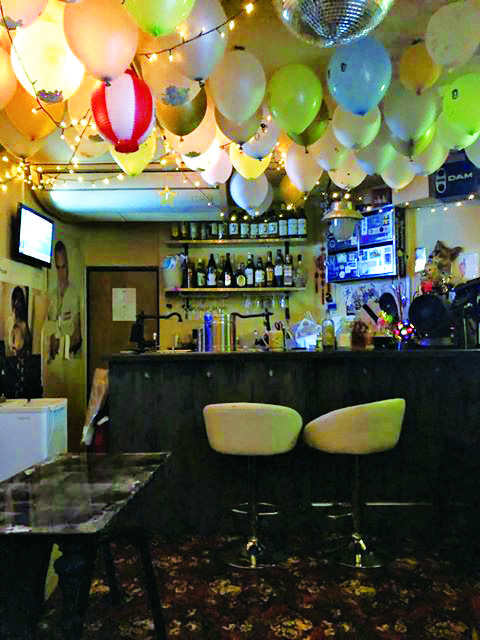 Balloon, Architecture, Interior design, Building, Party supply, Ceiling, Table, Leisure, Restaurant, Toy, 
