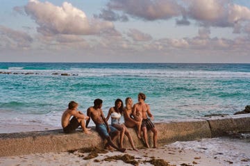 outer banks l to r rudy pankow as jj, jonathan daviss as pope, madison bailey as kiara, madelyn cline as sarah cameron and chase stokes as john b on the set of outer banks cr elaine siemeknetflix ? 2021