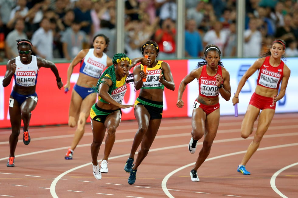 Elaine Thompson y Shelly-Ann Fraser-Pryce, estrellas de la velocidad jamaicana, en un cambio de posta.