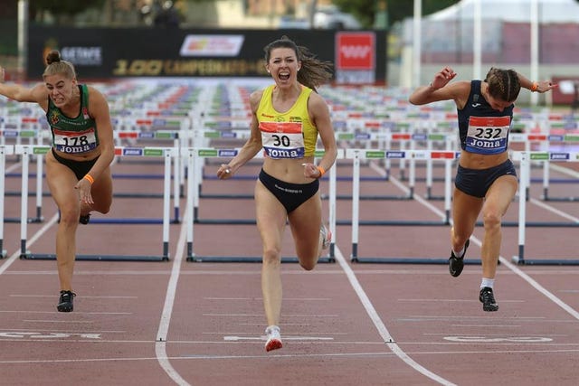 a atleta elba parmo garcía c vence en la prueba de los 110 m vallas de los campeonatos de españa de atletismo que se disputan hoy domingo en madrid