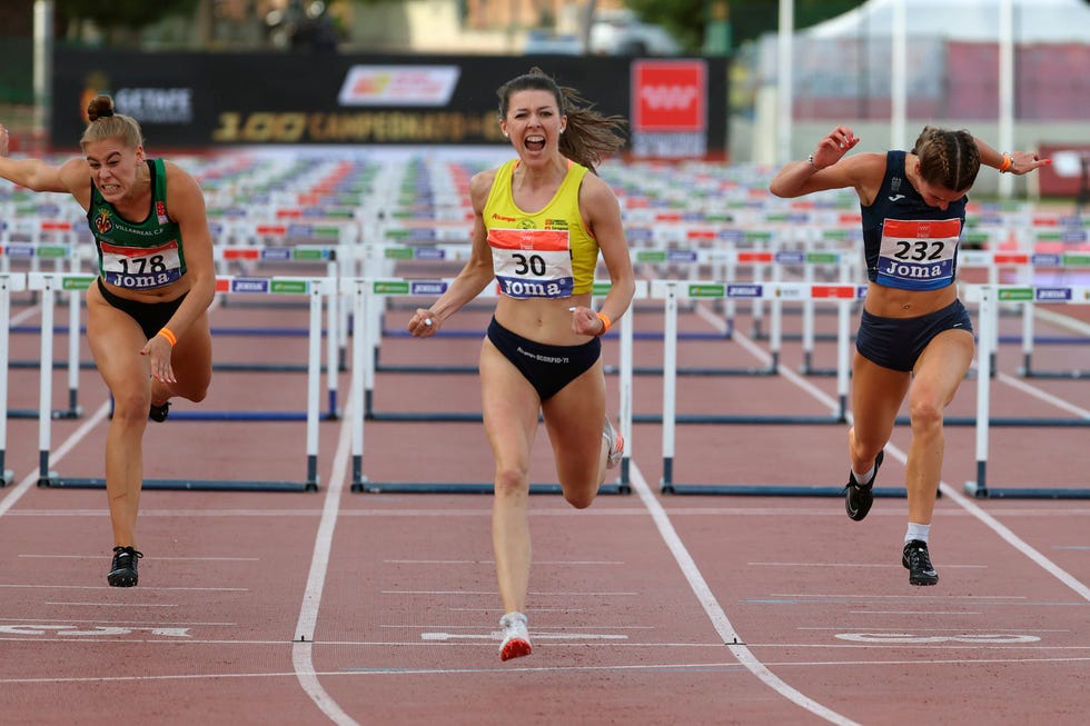 elba parmo celebra la victoria en el campeonato de españa de atletismo en los 100 metros vallas en getafe
