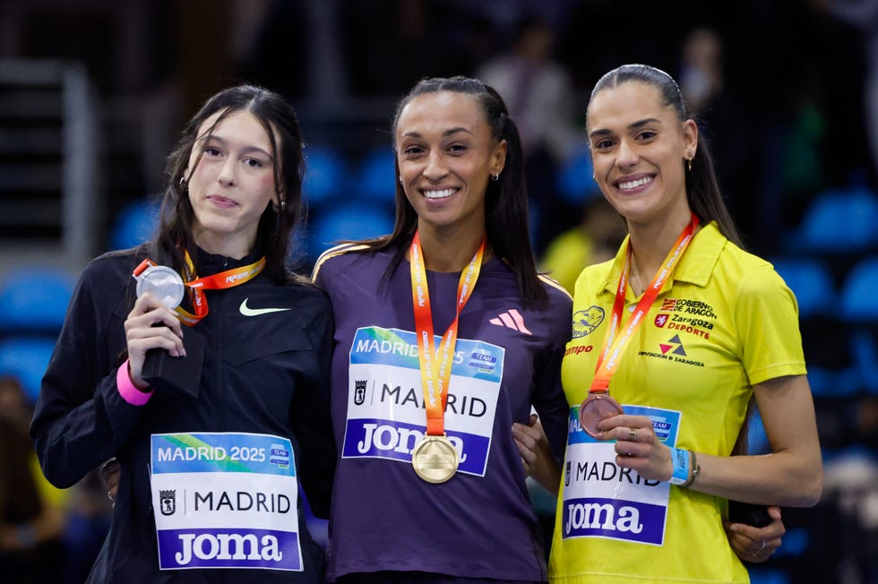 madrid, 22/02/2025. las saltadoras (i d) elda romeva, ana peleteiro y maría gonzalez, posan con las medallas de plata, oro y bronce de la prueba de triple salto, respectivamente, durante los campeonatos de españa en pista cubierta que se disputan en el centro deportivo municipal gallur este sábado en madrid. efe/ sergio pérez 