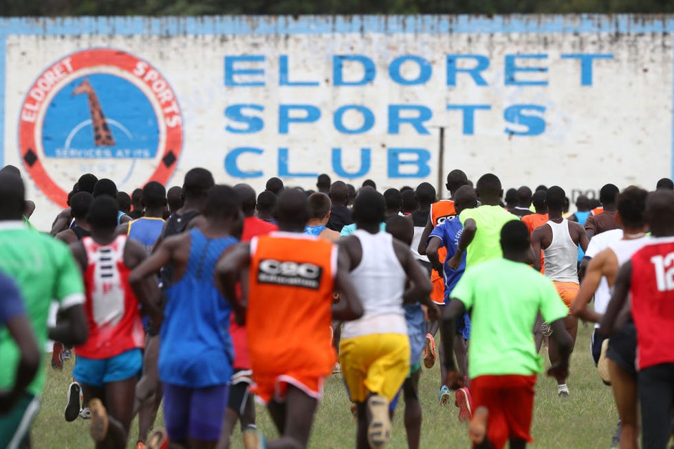 varios jóvenes compiten en una carrera campo a través en eldoret kenia