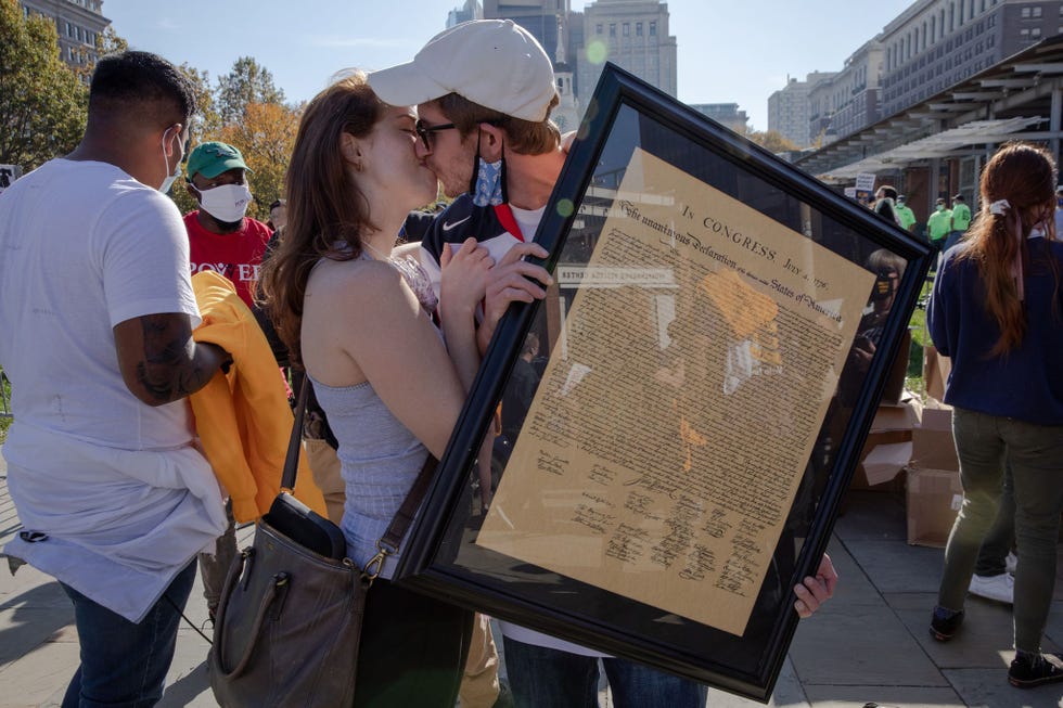 https://www.nationalgeographic.com/content/dam/archaeologyandhistory/2020/12/history-eoy-gallery/USE/election-anticipation-681.jpg Na de overwinning van Joe Biden bij de presidentsverkiezingen geven Cooper Sherwin en Joan Taylor elkaar een kus terwijl ze een ingelijst exemplaar van de Amerikaanse Onafhankelijkheidsverklaring vasthouden Sherwin en Taylor voerden in Pennsylvania campagne voor de aanstaande president