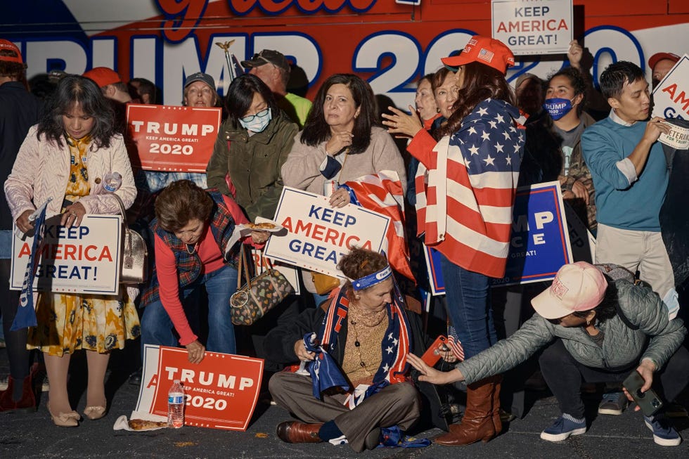 https://www.nationalgeographic.com/content/dam/archaeologyandhistory/2020/12/history-eoy-gallery/USE/election-atlanta-georgia-trump-rally.jpg Terwijl ze in Atlanta in het hoofdkwartier van de Republikeinse Partij in Georgia wachten op de uitslag van de Amerikaanse presidentsverkiezingen wonen aanhangers van Donald Trump een persconferentie van diens zoon Donald Trump jr bij