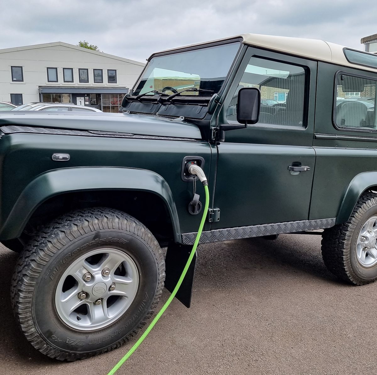 https://hips.hearstapps.com/hmg-prod/images/electric-land-rover-defender-charging-electrogenic-1p-1669903041.jpg?crop=0.734xw:1.00xh;0,0&resize=1200:*