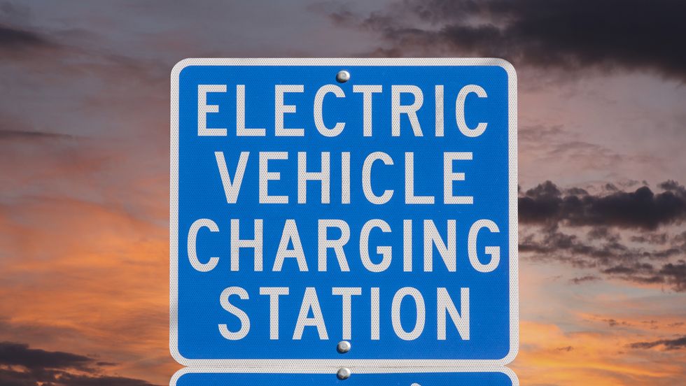 panneau de station de charge de véhicule électrique avec ciel coucher de soleil