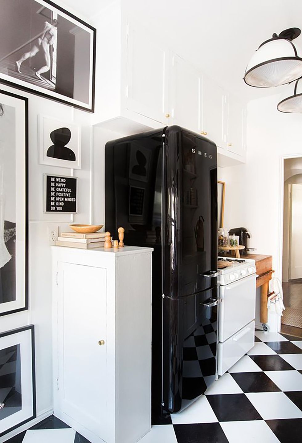 Interior de cocina moderna con nevera. nevera negra retro.