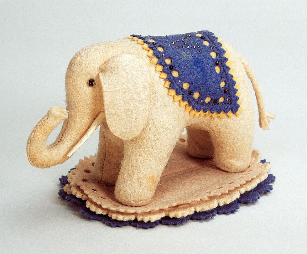 De Elefantle die naaister Margarete Steiff in 1880 maakte was eigenlijk bedoeld als speldenkussen Toen ze hoorde dat haar ontwerp als speelgoed werd gebruikt ontwierp ze nog meer dieren onder meer een beer in 1902 De beer werd omschreven als plusch beweglich pluche en beweeglijk