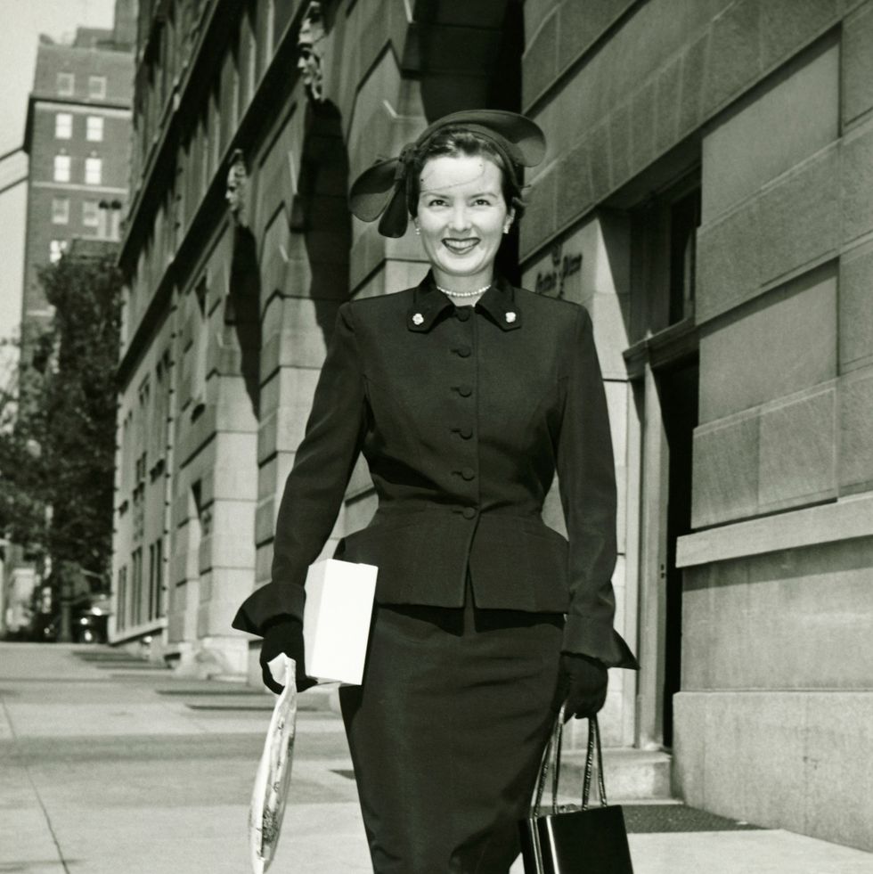 woman with 1950s fashion trends structured handbags