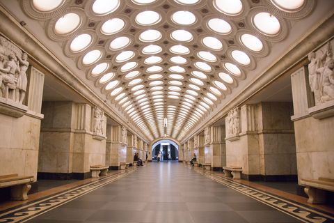 METROSTATION ELEKTROZAVODSKAJAIn het ontwerp van dit metrostation wordt de strijd van het thuisfront gedurende de Tweede Wereldoorlog belicht in een stalinistische bouwstijl die werd benvloed door de vooroorlogse Art Deco