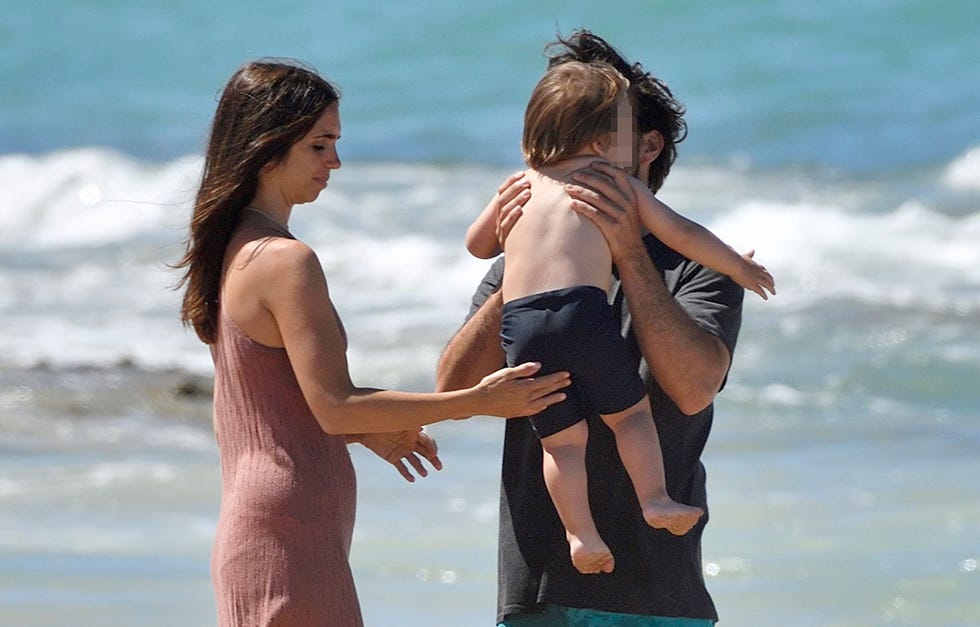 elena furiase, día de sol y playa con su hijo su pareja y su familia