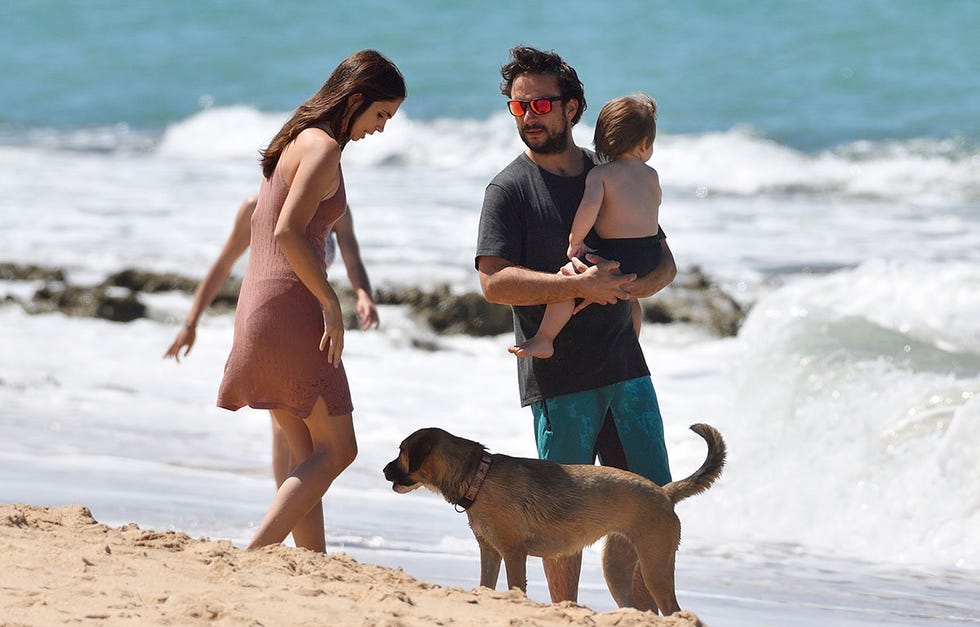elena furiase, día de sol y playa con su hijo su pareja y su familia