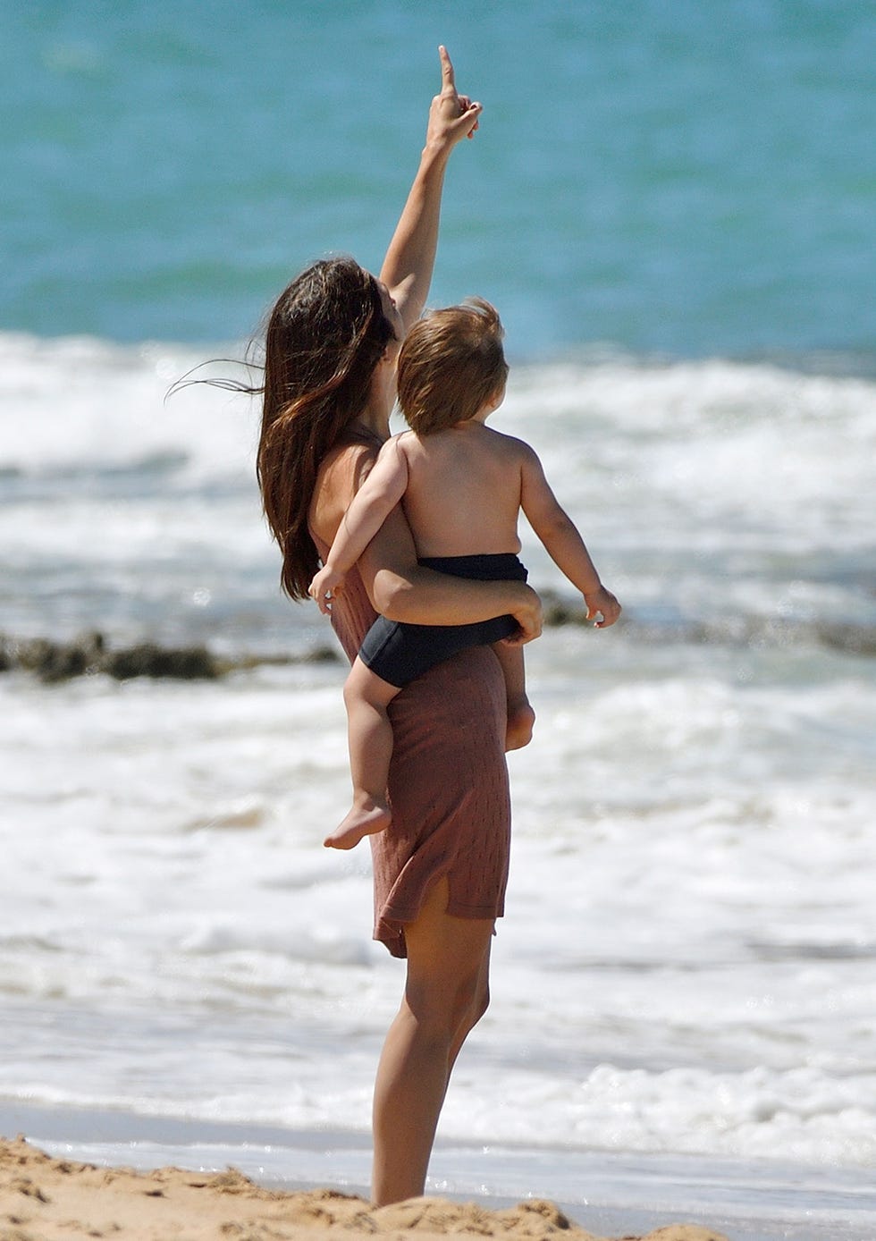 elena furiase, día de sol y playa con su hijo su pareja y su familia