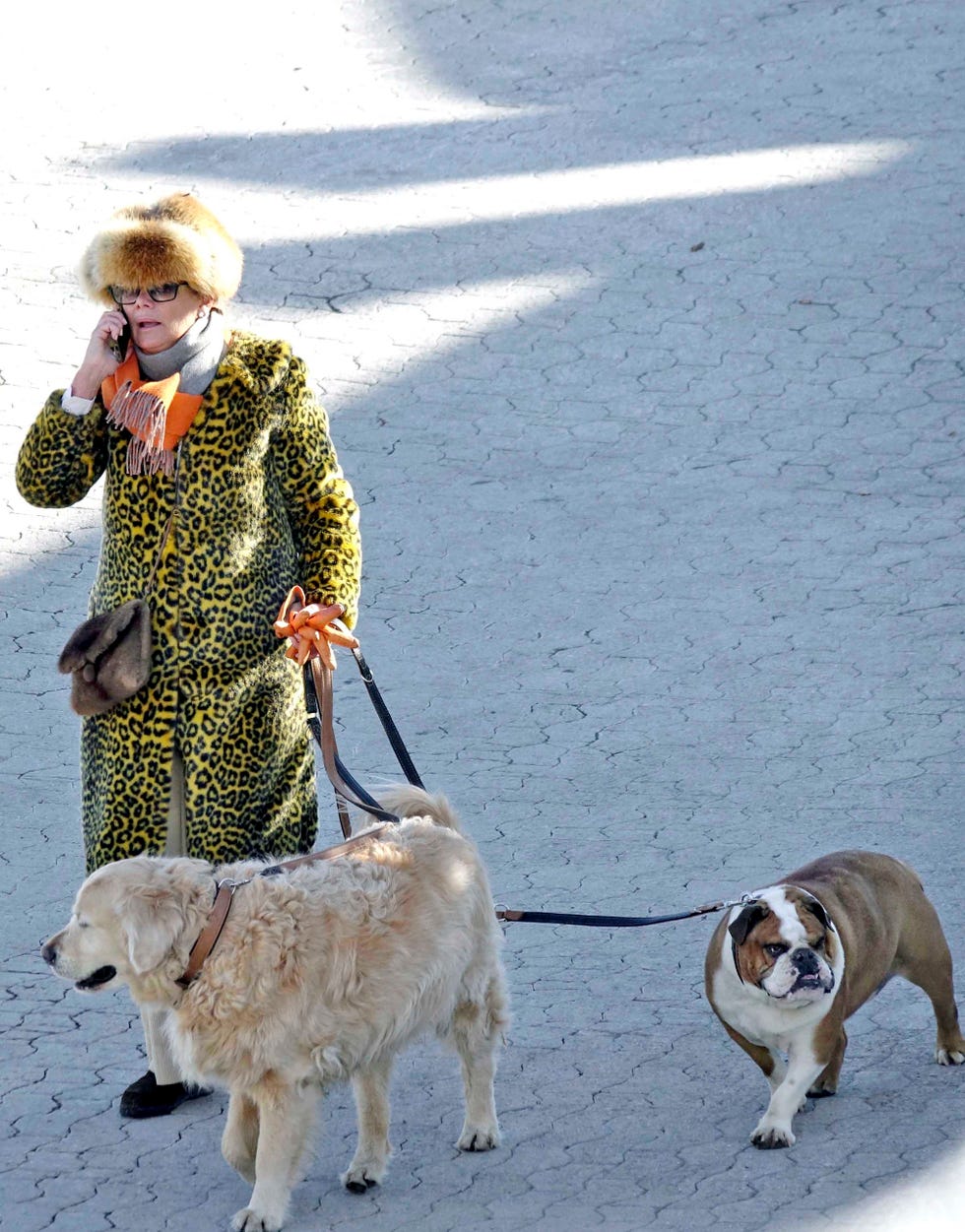 El llamativo look de Elena Ochoa para pasear con sus perros por Saint Moritz