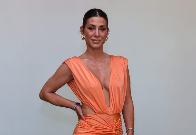 elena tablada con vestido naranja