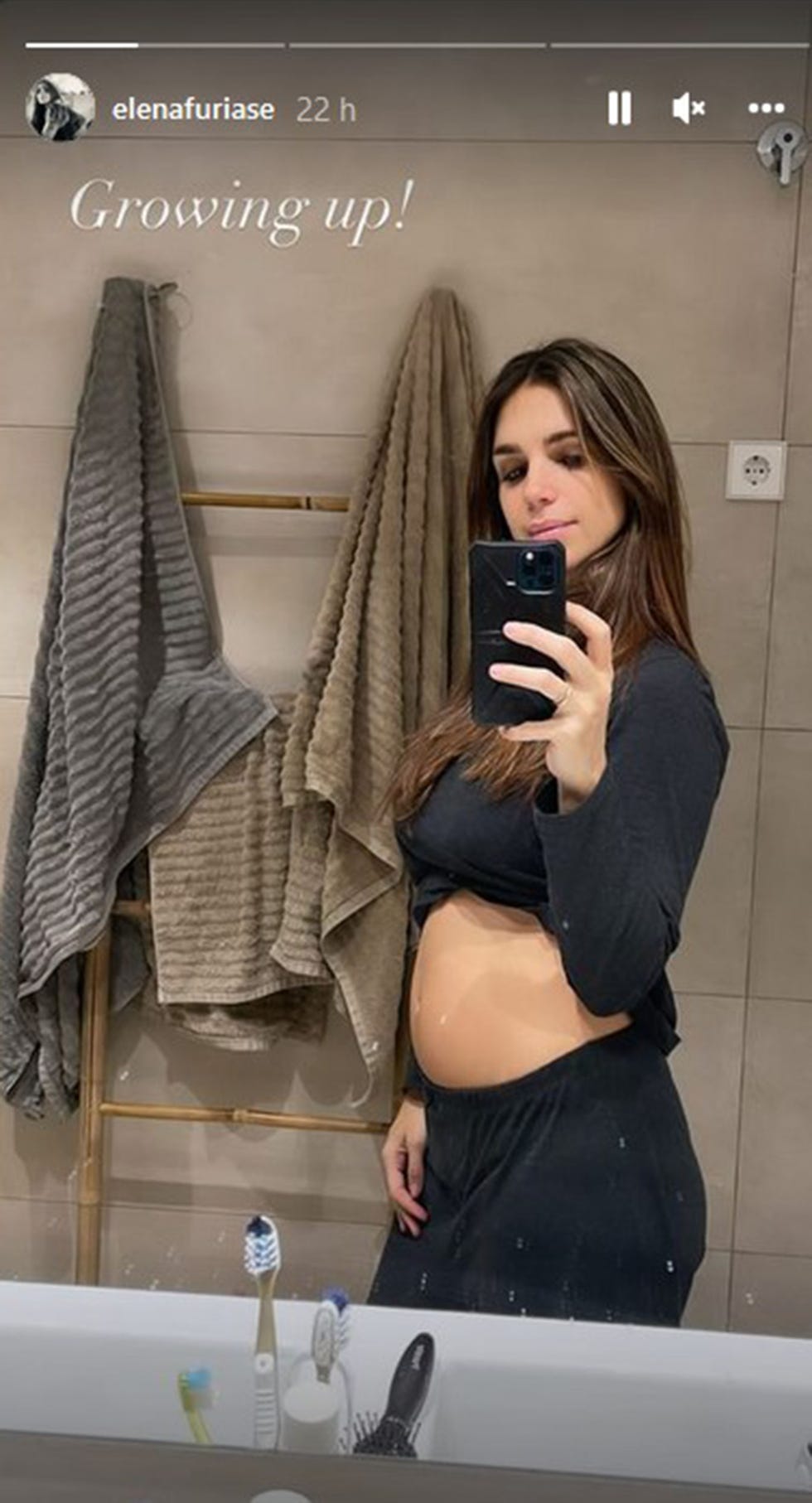 la hija de lolita se hace una foto frente al espejo del baño para enseñar cómo crece su tripa de embarazada