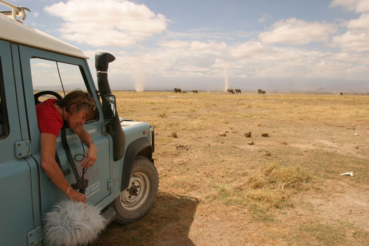 In het Amboseli National Park is Joyce Poole in 2005 bezig met het opnemen van olifantengeluiden